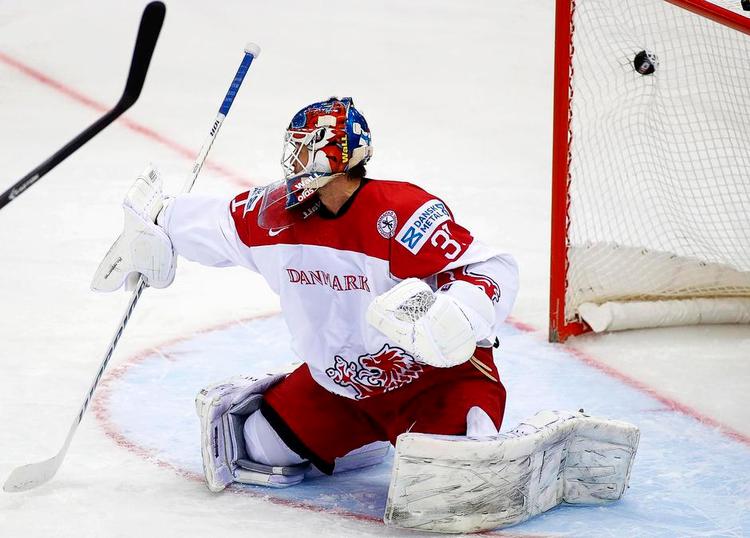 kampklar. »I ishockey skal man være god til at lægge en skuffelse bag sig, fordi vi spiller mange kampe. Man er nødt til at se fremad«. Sådan siger målvogter Simon Nielsen, før Danmark i dag møder Italien i en vigtig kamp ved VM oven på to nederlag til Sverige og Norge. Foto: Sergej Grits/AP 