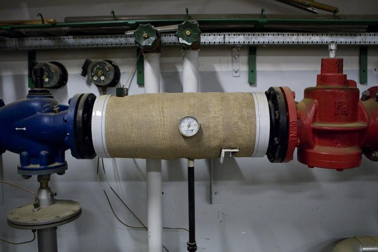 besparelse. Hvis du lukker for selve fjernvarmen og ikke bare skruer ned for varmen, kan det spare dig for hundredvis af kroner henover sommeren. 