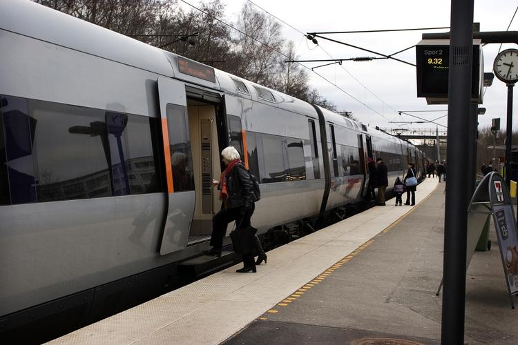 fravalg? »Hvis toget er forsinket, og der er møgbeskidt, og du sidder på flossede sæder på skumgummi, og toiletterne også er beskidte, får du ikke folk til at fravælge bilen«, siger transportministeren. 