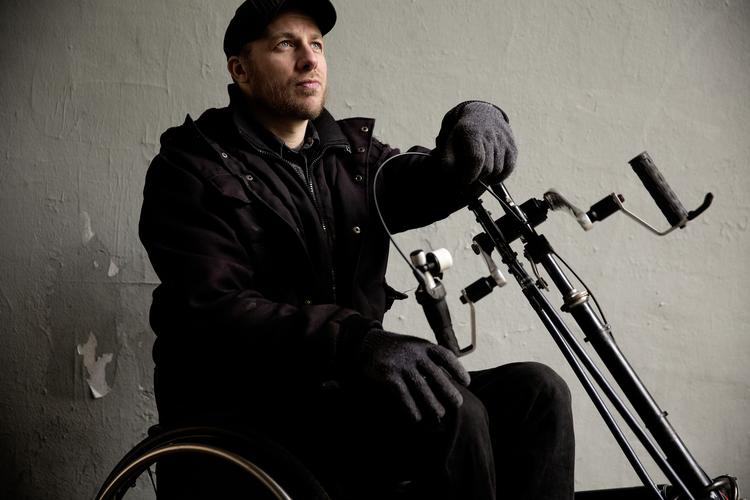 Klage. Jesper Bertelsen har været lam fra livet og ned, siden han for otte år siden faldt ned gennem et snedækket ovenlysvindue på taget af Ungdomshuset i København. (arkivfoto) 