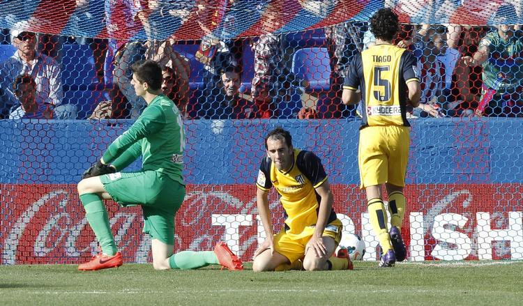 2-0. Efter en pragtkamp mod Chelsea kom Atlético-målmanden Thibaut Courtois ned på jorden, da han blev passeret af bl.a. en medspiller. 