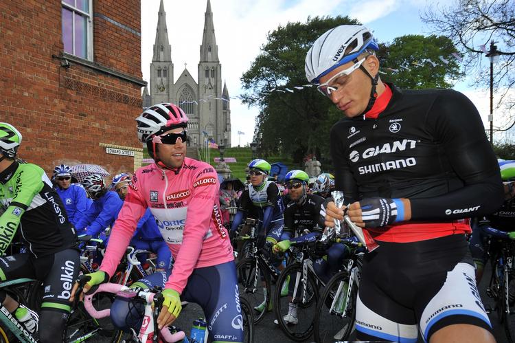 feber. Marcel Kittel (th) blev ikke klar til dagens Giro-etape. Det var i forvejen ventet, at tyskeren ville trække sig efter løbets flade etaper for at forberede sig på Tour de France. 