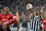 fire-dobbelt? Benficas Luisao sparker væk i semifinalen mod Juventus. Portugiserne kan opnå fire titler i sæsonen. 