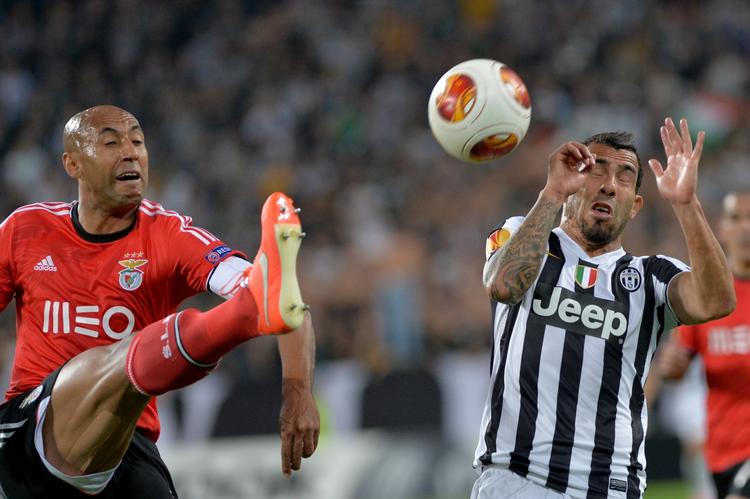 fire-dobbelt? Benficas Luisao sparker væk i semifinalen mod Juventus. Portugiserne kan opnå fire titler i sæsonen. 