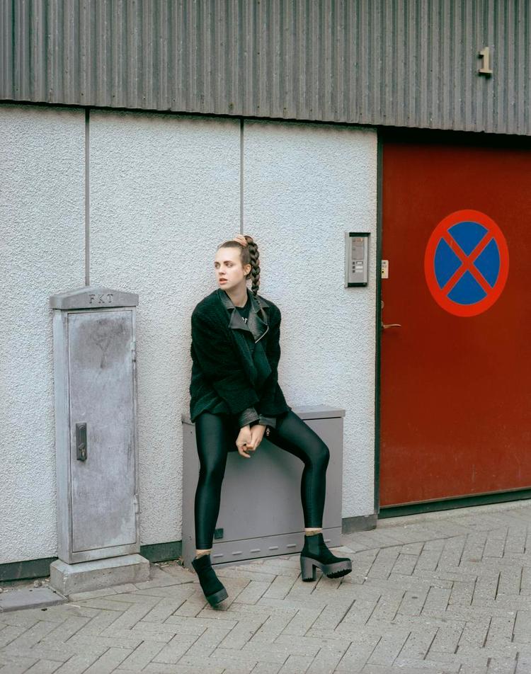 festival. Den danske sangerinde og musiker Mø skal se den kvindelige L.A.-rapper Banks' koncert på årets Roskilde Festival. 