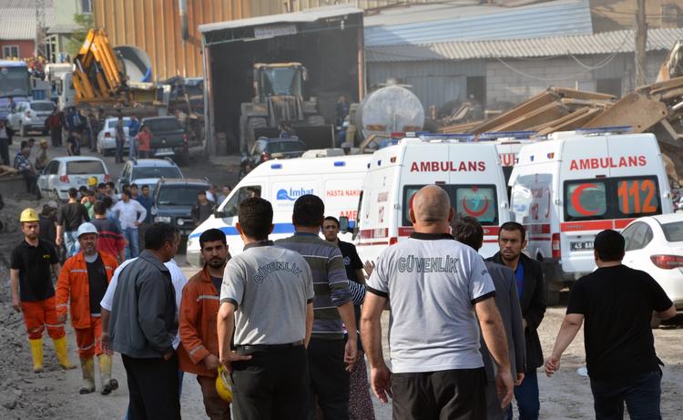 Eksplosion. En mine kollapsede i dag i det vestlige Tyrkiet. 4 meldes dræbt og mellem 200 og 300 arbejdere er fortsat fanget under jorden. Redningsfolk pumper ren luft ned i minen til de overlevende. 