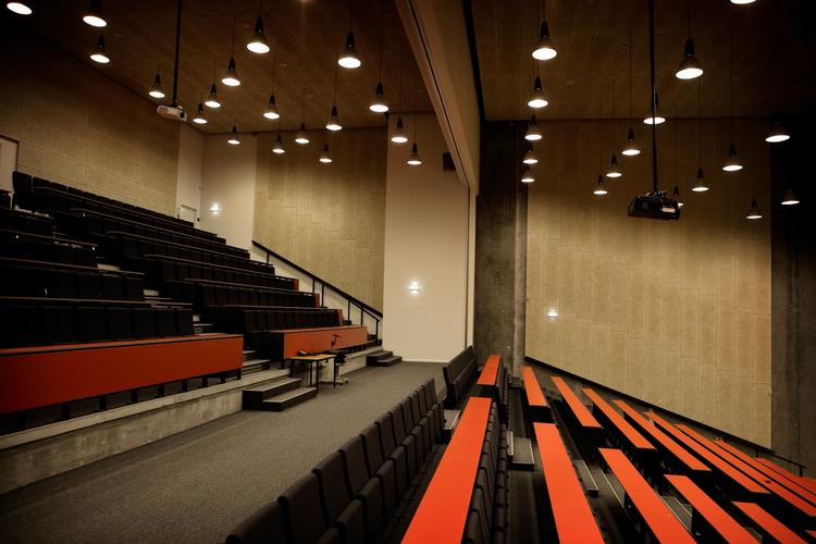 tomt. Studerende og elever forlader landets auditorier i protest. 