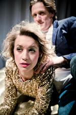 OVERGREB. Det skal handle om den spæde teenagepige Heidi (Sara Hjort Ditlevsen), men det er Spies (Olaf Højgaard), der tager hende og publikum bagfra som bliver forestillingens betændte omdrejningspunkt. 