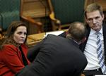 De er et umage politisk par - men Pia Olsen Dyhr og Kristian Thulesen har fælles interesser i at presse midterpartierne på beskæftigelsesreformen. 