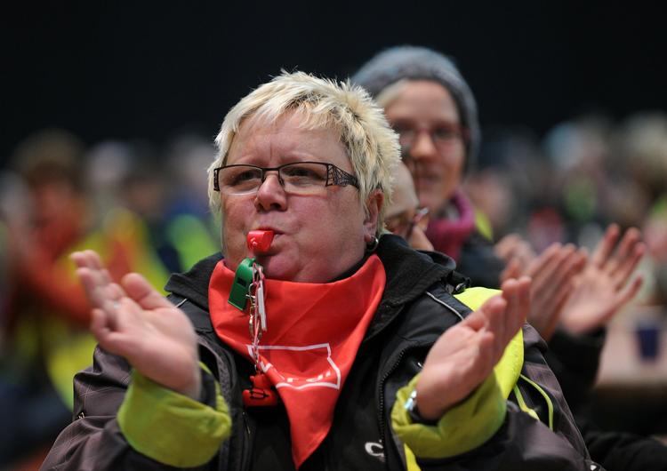 pressede. Tyskland har oplevet et stort pres på lønningerne, som er faldet dramatisk. Nu bliver mindstelønnen sat op, men den er stadig kun halvt så stor som i Danmark. 