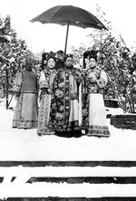 Kejserinde. Gåtur vinteren 1903-04. I baggrunden står Cixis nære rådgiver, Louisa Piersson, som var halvt amerikaner. Hendes to døtre står på hver sin side af Cixi. 