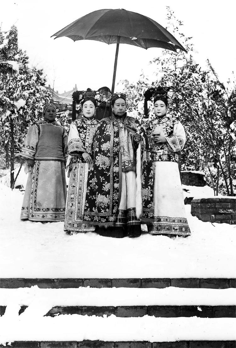 Kejserinde. Gåtur vinteren 1903-04. I baggrunden står Cixis nære rådgiver, Louisa Piersson, som var halvt amerikaner. Hendes to døtre står på hver sin side af Cixi. 