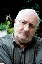 baggrund. Terry Eagleton er født og opvokset i irsk-katolsk arbejderfamilie i Salfort, og er uddannet på blandt andet universitetet i Cambridge. 