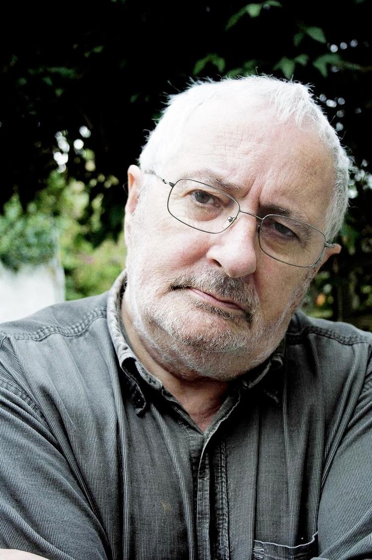 baggrund. Terry Eagleton er født og opvokset i irsk-katolsk arbejderfamilie i Salfort, og er uddannet på blandt andet universitetet i Cambridge. 