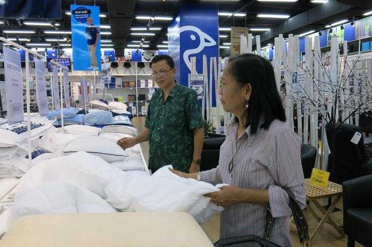 KØLIGT. Den hastigt voksende middelklasse i Indonesien bor ofte med airconditioin, så de kan putte sig i danske tyner uden at gå til af varme. Her er det ægteparret Edward, der mæmrker på varerne i Jysk i Jakarta. 