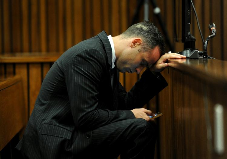 modtiltale. Oscar Pistorius er tiltalt for at have myrdet sin kæreste Reeva Steenkamp. Nu skal han mentalundersøges. 