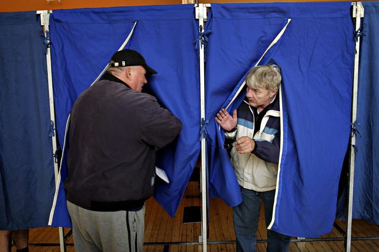 folkeafstemning. Danskerne skal stemme om den fælles europæiske patentdomstol, fordi Dansk Folkeparti og Enhedslisten er stærkt kritiske over for det nye system, som de anser for at være et alvorligt angreb på dansk suverænitet. 