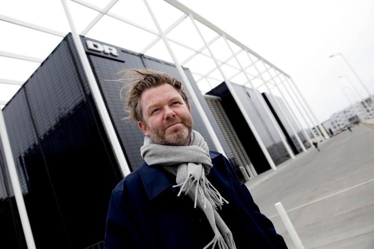 chefen. Michael Thouber blev i 2012 ansat som kanalchef for DR 2 og har ansvaret for programlægningen. Han synes, at kanalen er blevet mere fræk og overraskende. 