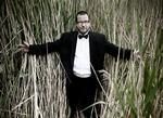 GYS. Lars von Trier har i sine seneste to film 'Melancholia' og 'Nymphomaniac' dikteret manuskripterne mundtligt til sin manuskriptkonsulent, Vinca Wiedemann, men nu har instruktøren selv sat sig til tasterne for at skrive manuskript til sin nye gyserfilm 'Detroit'. 