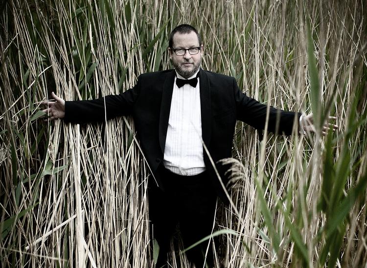 GYS. Lars von Trier har i sine seneste to film 'Melancholia' og 'Nymphomaniac' dikteret manuskripterne mundtligt til sin manuskriptkonsulent, Vinca Wiedemann, men nu har instruktøren selv sat sig til tasterne for at skrive manuskript til sin nye gyserfilm 'Detroit'. 
