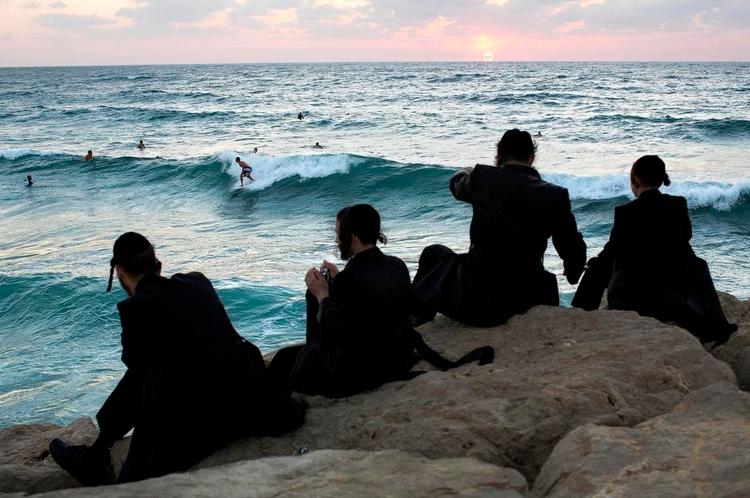 Bølge. Et formentlig antisemitisk overfald sætter romanens hovedperson i gang med at undersøge sin måske, måske ikke, jødiske baggrund. 