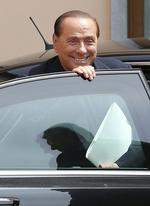 besøgsven. 77-årige Silvio Berlusconi fotograferet i fredags, hvor han mødte op på et ældrecenter i Milano, hvor han er blevet dømt til at udføre samfundstjeneste som afsoning for sin dom for skattesvig. 