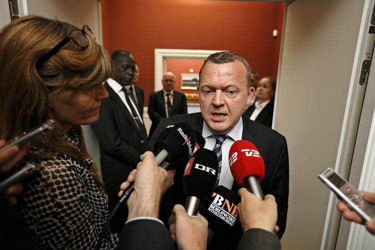 Tøjsag. Lars Løkke Rasmussen blev mødt af et massivt medieopbud både før og efter Venstres gruppemøde på Christiansborg i går. 