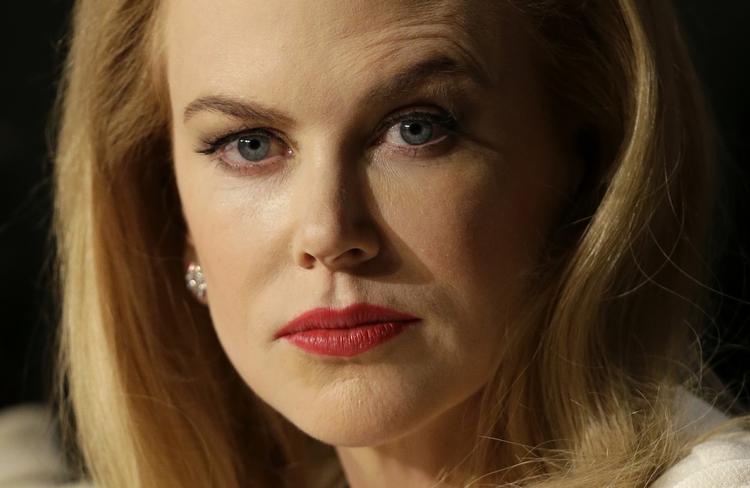 Presse. Nicole Kidman stiller op til pressekonference forud for filmvisningen. Hendes portræt af Grace Kelly har fået kritik allerede før premieren. 