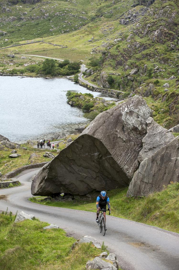 Op. De indledende etaper i cykelløbet Giro D'Italia foregår i Irland og Nordirland. Rejser har taget turen på to hjul. 
