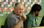 Fodbold. Brasiliens træner Luiz Felipe Scolari mener at holdet er på rette vej. 