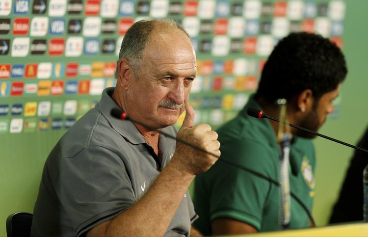 Fodbold. Brasiliens træner Luiz Felipe Scolari mener at holdet er på rette vej. 