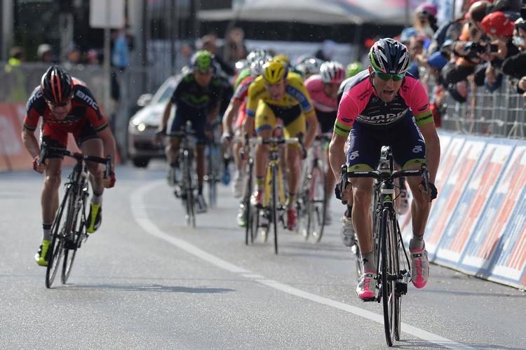 finish. Diego Ulissi (th) tog chancen kort før mål og satte favoritterne skakmat i en flot finish til sejr på dagens Giro-etape. 