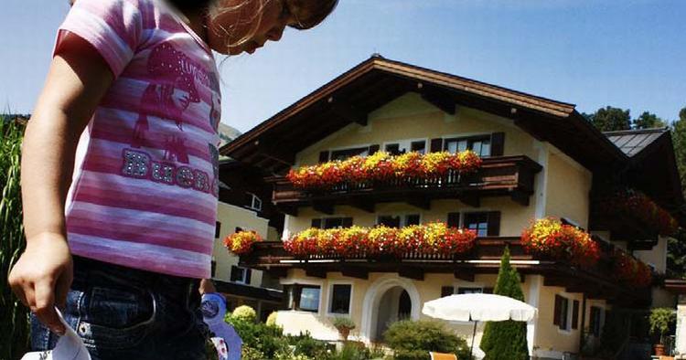 BADESØ. Tung varme og kolde bade ved badesøen på Hubertus, hvor kokkens datter dypper tæerne. 