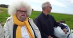 Øtur. Jacob Ludvigsen nyder en øl på Baagø i Lillebælt sammen med tegneren Jens Hage (th.) under et seminar sidste år for at drøfte tidens tendenser i gruppen Media Forum, som hvert år tager til en ikke brofast dansk ø. 