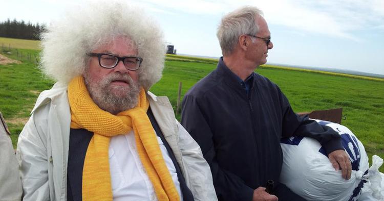 Øtur. Jacob Ludvigsen nyder en øl på Baagø i Lillebælt sammen med tegneren Jens Hage (th.) under et seminar sidste år for at drøfte tidens tendenser i gruppen Media Forum, som hvert år tager til en ikke brofast dansk ø. 