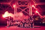 Storbyløbere. Fart, fremdrift og forventning finder man også i Tyskland, hvor 22 løbere fra Run Pack Berlin har gjort sig klar til at gøre turen til København til en fest. På Instagram fører de sig frem med nødblus og røgskyer. Og her kan man også se deres nye singlet til Copenhagen Marathon, hvor de kalder sig løbeflokken, skrevet med en slags runer. 