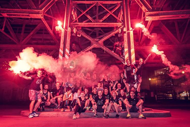 Storbyløbere. Fart, fremdrift og forventning finder man også i Tyskland, hvor 22 løbere fra Run Pack Berlin har gjort sig klar til at gøre turen til København til en fest. På Instagram fører de sig frem med nødblus og røgskyer. Og her kan man også se deres nye singlet til Copenhagen Marathon, hvor de kalder sig løbeflokken, skrevet med en slags runer. 