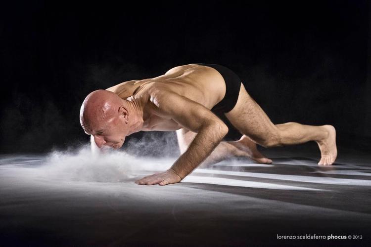 Stunt. Selv om den 66-årige Domenico Santonicola nærmer sig støvets alder, kan han godt lave seje armbøjninger, mens han sender spektakulære støvskyer ud over scenen. 