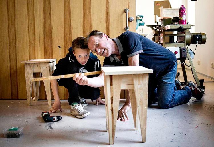 Arbejdstid. Lærer Morten Pedersen fra Sølvgades Skole har overvejet at søge nedsat tid for at få mere fleksibilitet i forhold til hverdagen i sin familie. »Vi skal sidde herinde og rette opgaver. Det kan man lige så godt gøre derhjemme. Det er for idiotisk«, mener han om den nye skolereform. 