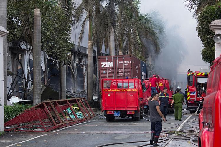 Nedbrændt. Brandfolk ved resterne af en kinesisk cykelfabrik i en by i Binh Duong-provinsen i Vietnam. Antikinesiske demonstrationer har ført til flere dræbte kinesere og nedbrændte fabrikker. 