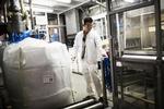 Patentrigdom. Novozymes har over 7.000 patenter eller ansøgninger om patenter. Her er operatør Thorbjørn Olsen i gang med sidste led i produktionen, hvor de færdige enzymer tappes og pakkes , inden de køres ud til Novozymes' kunder. 