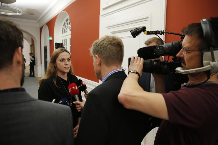 Samråd. Justitsminister Karen Hækkerup på vej til samrådet om Se-og-Hør-sagen hos Kulturudvalget. 