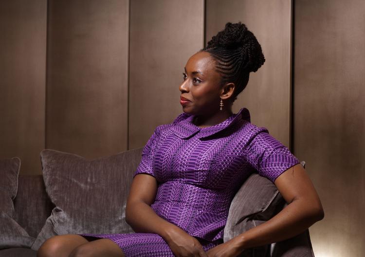 identitet. Hvis nogen skulle finde den seneste tids danske litteraturdebat om identitet, race, seksualitet og køn overspændt eller perifer, så slå op på første side af den nigerianske forfatter Chimamanda Ngozi Adichies roman 'Americanah', skriver anmelderen. 