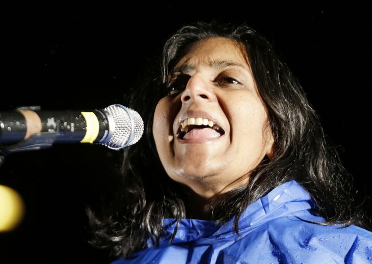 indvandrer. Kshama Sawant er født og opvokset i Indien. I midten af 90'erne flyttede hun til USA, og sidste år blev hun stemt ind i byrådet i Seattle med 93.000 stemmer. 