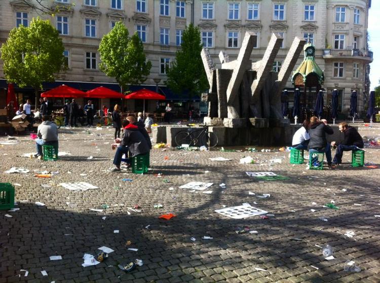Skraldeplads. Sankt Hans Torv lignede mere Vestforbrændingen efter en fodboldkamp mellem FCK og Brøndby. 