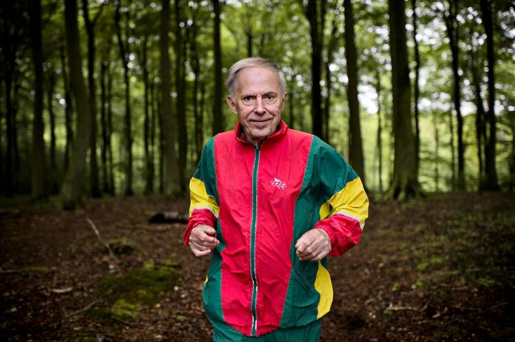 Kortege. Vennerne fra Stenløse, Ølstykke Atletik og Motion følger Erhardt Filtenborg med en æresvogn gennem hele Copenhagen Marathon. Hold øje med klubfarverne rød,blå og gul, der stammer fra en en gammel sponsoraftale med det svenske margarinefirma Lätta 