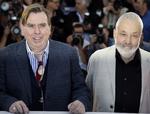 Oldtimers.Skuespiller Timothy Spall (tv) og instruktør Mike Leigh poserer for pressen i Cannes. Mike Leigh er i spil til palmen for filmen 'Mr. Turner'. 