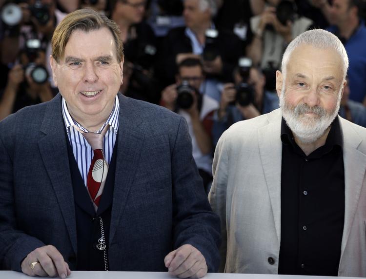 Oldtimers.Skuespiller Timothy Spall (tv) og instruktør Mike Leigh poserer for pressen i Cannes. Mike Leigh er i spil til palmen for filmen 'Mr. Turner'. 