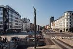 Medborger. Carstensens skulptur er i naturlig størrelse, så man kan genkende sin egen krop i den. Men samtidig er skulpturen hævet unaturligt højt op på sin smalle, otte meter høje søjle, hvor den er helt uden for rækkevidde 