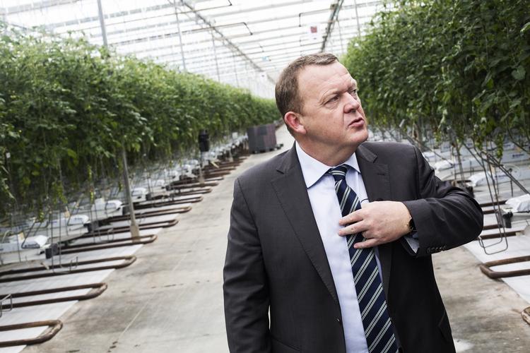 Tøjsag. Lars Løkke Rasmussen (V) skal se ordentlig ud - hvad enten han besøger et gartneri eller Det Hvide Hus, mener Venstres Ungdom. 